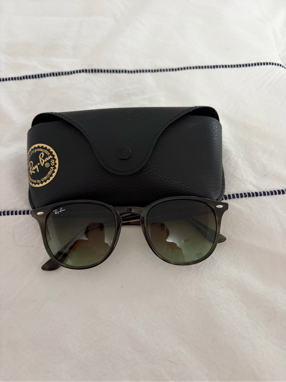 Ray-Ban RB4259 Sunglasses 51mm Black Like New w/ Case- Gray